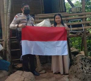 Bhabinkamtibmas Polsek Bantaeng Bagikan Bendera ke Warga Kurang Mampu