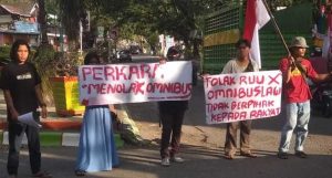 Tolak RUU Omnisbuslaw, PERKARA Bagikan Selebaran dan Bentang Spanduk