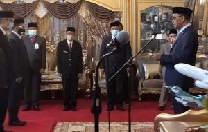 13.8 foto gub sem Gubernur Sematkan Tanda Kehormatan Satya Lencana ke ASN Pemprov Sulsel