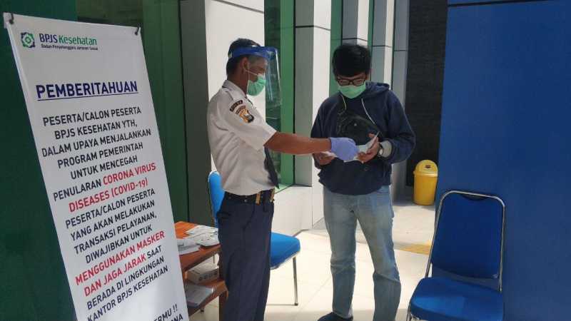 Utamakan Keamanan, BPJS Kesehatan Makale Lengkapi Petugas dengan APD