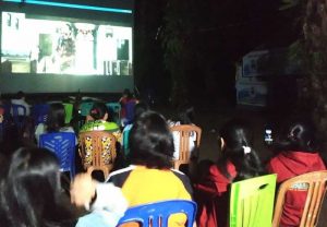KNPI Torut Hibur Anak di Areal Pengungsi Lutra, Tayangkan Film Layar Tancap