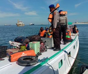 Cegah Gangguan Kamtibmas, Satpolair Polres Pelabuhan Makassar Rutin Patroli