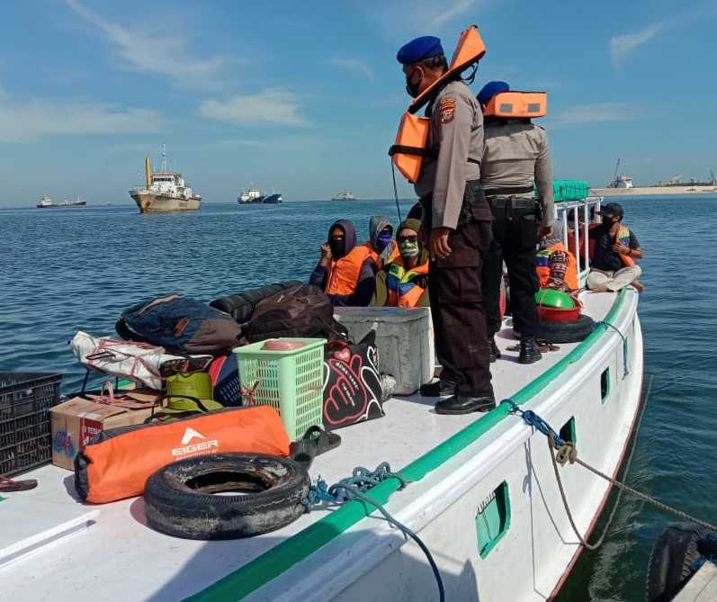 Cegah Gangguan Kamtibmas, Satpolair Polres Pelabuhan Makassar Rutin Patroli