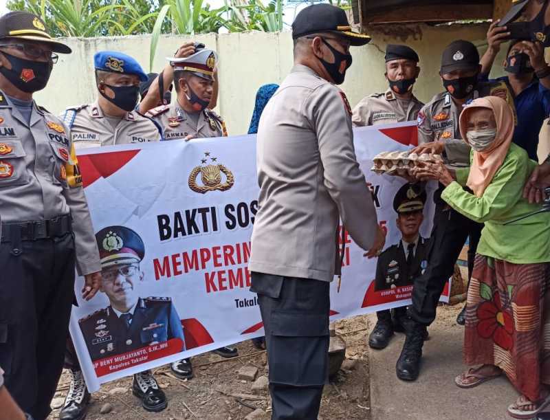 HUT RI ke-75, Kapolres Takalar, AKBP Beny Murjayanto Pimpin Bakti Sosial