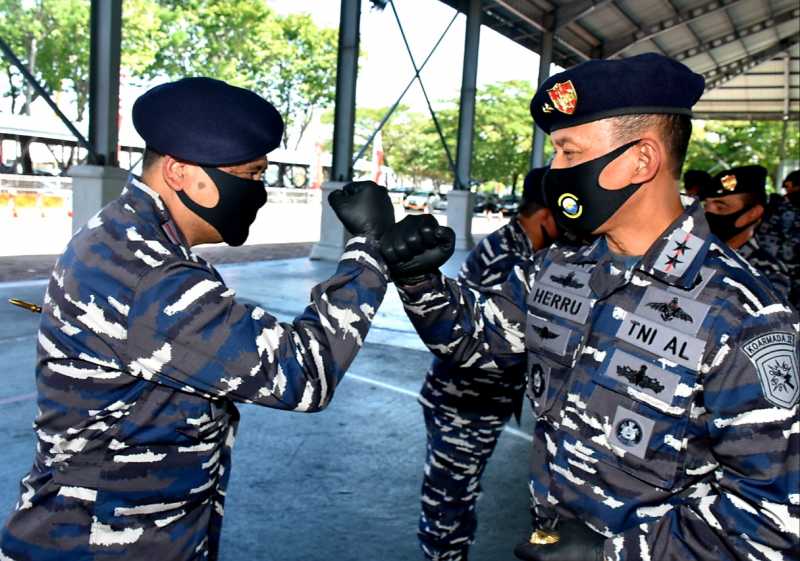 Laksamana Pertama TNI Benny Sukandari Resmi Pegang Tongkat Komando Lantamal VI