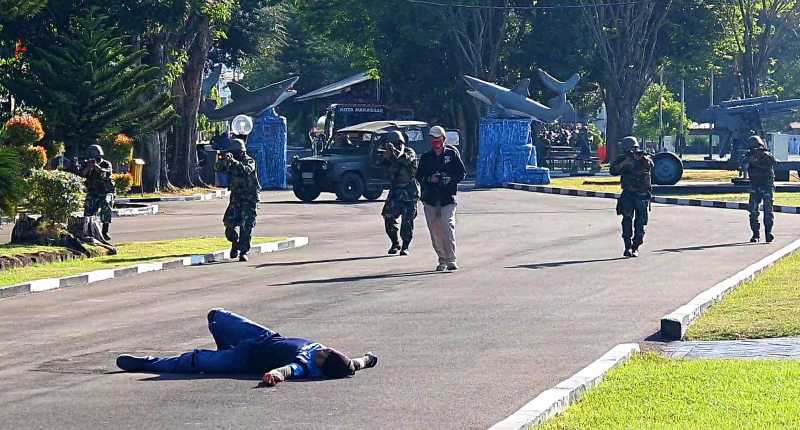 Pasukan Lantamal VI Berhasil Lumpuhkan Penyusup Dan Jinakkan Bom