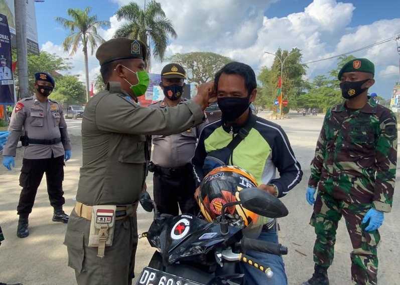 Polres Lutra Apel Bersama Pendisiplinan Pemakaian Masker