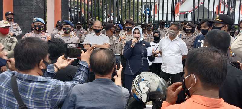 Gempita Demo di Depan Kantor DPRD, Dukung Investasi