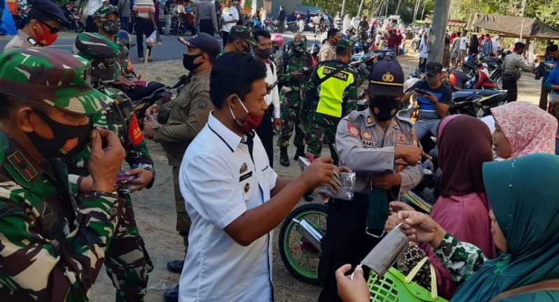 Gabungan TNI-Polri Rutin Sosialisasi Pencegahan Covid-19 Gabungan TNI-Polri Rutin Sosialisasi Pencegahan Covid-19