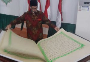 Alquran Besar Tulis Tangan Setahun, Menarik Perhatian di Arena MTQ