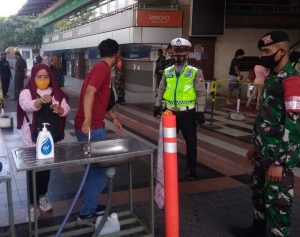 TNI-Polri Kompak Edukasi Protokol Kesehatan di Wilayah Polres Pelabuhan Makassar