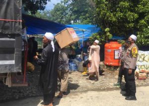 5.8 foto akbp AKBP Kadarislam Turun Langsung Salurkan Bansos di Masamba