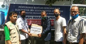 5.8 foto unismuh Unismuh Makassar Peduli Serahkan Bantuan Korban Banjir di Wajo