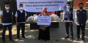 Beri Semangat Pasca Banjir Wajo, PLN Bagikan Bantuan 300 Paket Sembako