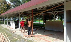 6.8 foto lutra pengungsi 22 20 KK Pengungsi Banjir Bandang Tempati Gedung DPRD Lutra dan Parkiran Mobil