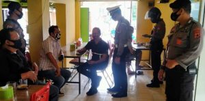 6.8 foto polres pantau Polres Pelabuhan Makassar Pantau Aktivitas Pengunjung Warkop