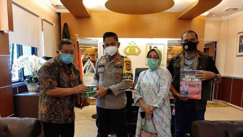 Tim Covid-19 IKA Unhas serahkan Minyak Kayu Putih ke RS Bhayangkara