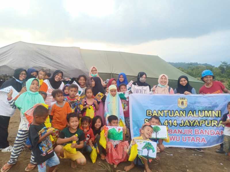 Kompala Unifa Ajak Anak-anak Korban Banjir Bandang Luwu Utara Menggambar dan Mewarnai