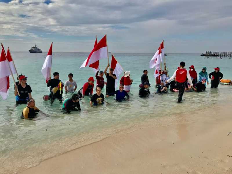 Sambut HUT Ke-75 Kemerdekaan, Aktifis Lingkungan Gusung Tallasa Community Gelar Bersih Pantai Kodingareng Keke dan Pemancangan 8 Bendera dibawah Laut