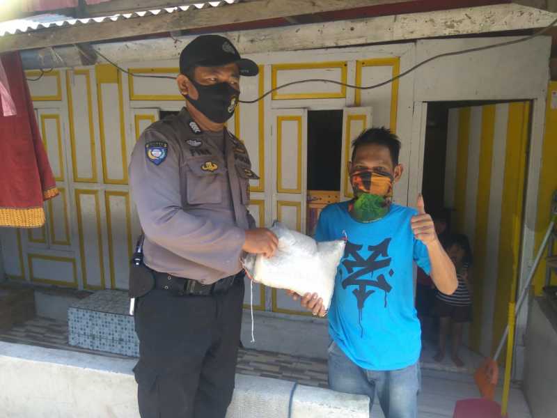 Bhabinkamtibmas Pattingalloang Baru Bagikan Beras ke Warga