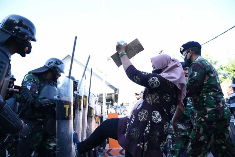 Pasukan Anti Huru Hara Lantamal VI Berhasil Halau Demo Anarkis