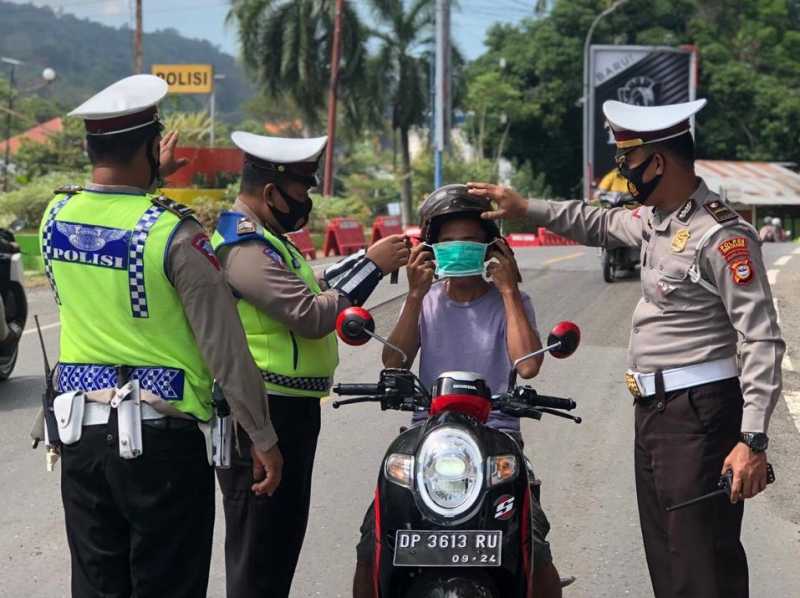 Cegah Penyebaran Covid-19,Sat Lantas Polres Enrekang Bagikan Masker