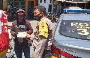 Jumat Berkah, Polsek Ujung Tanah Berbagi Sembako dan Nasi Dos
