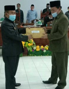 Wabup Serahkan RAPBD Perubahan 2020 ke DPRD Majene untuk Dibahas