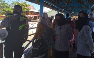 Bhabinkamtibmas Pulau Barrang Caddi Ajak Warga Patuhi Protokol Kesehatan