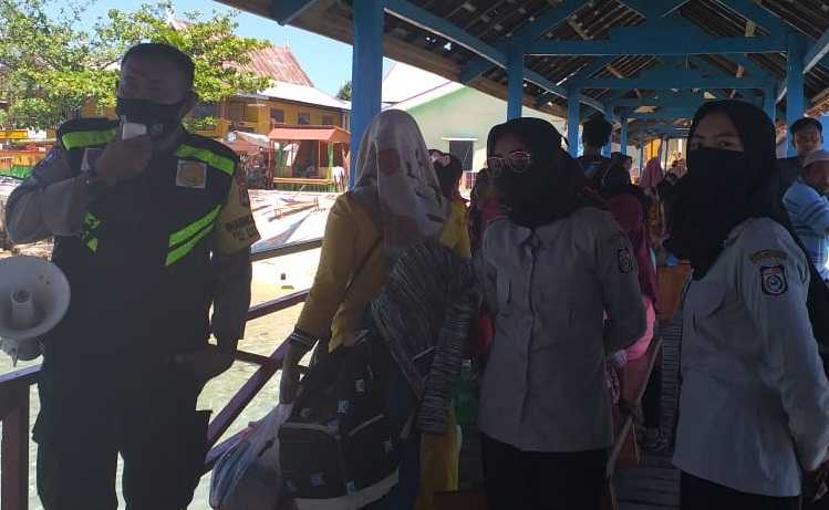 Bhabinkamtibmas Pulau Barrang Caddi Ajak Warga Patuhi Protokol Kesehatan