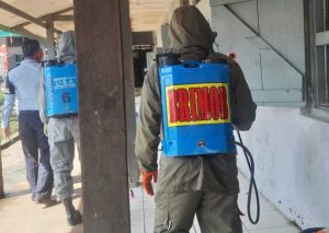 Brimob Bone Semprot Disinfektan Lapas Kelas IIA Watampone
