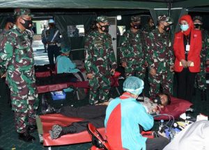 Personel Lantamal VI Donor Darah di Kodam XIV/HSN