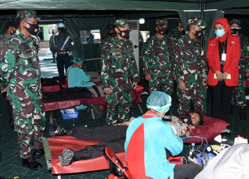 Personel Lantamal VI Donor Darah di Kodam XIV/HSN