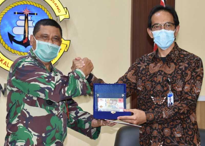 Danlantamal VI Terima Token of Appreciation Dari BI Cab. Sulsel