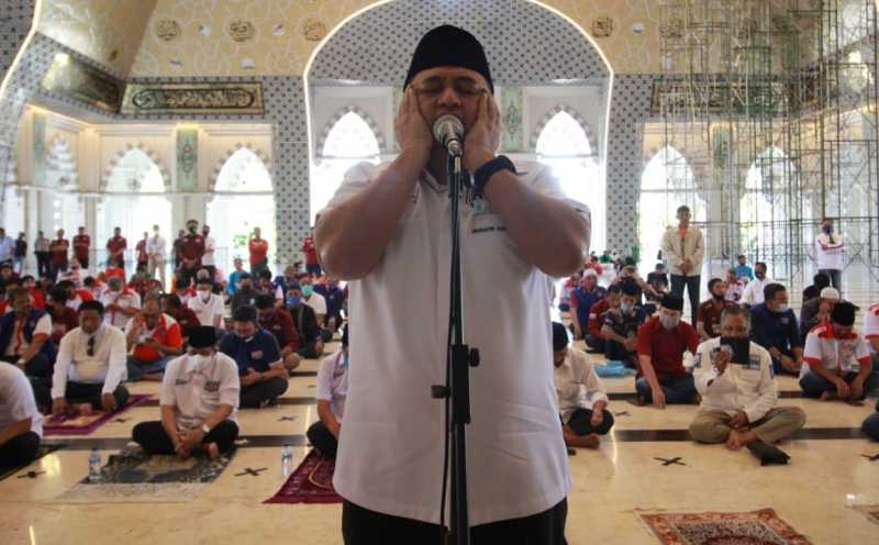 Salat Zuhur di Masjid Raya Bareng Pendukung, Appi Muadzin