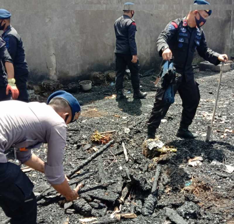 Gerak Cepat, Brimob Bone Bersihkan Sisa Puing Kebakaran Rumah Warga