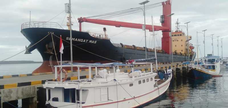 Bawa 25 Unit Container, Kapal Cargo Semangat Mas Sandar di Pelabuhan Benteng Selayar 