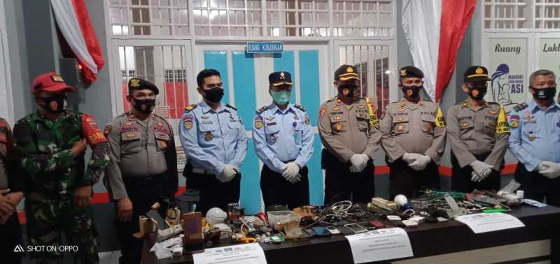 Geledah Kamar WBP, Petugas Lapas Narkotika Sungguminasa Temukan Handphone dan Sajam