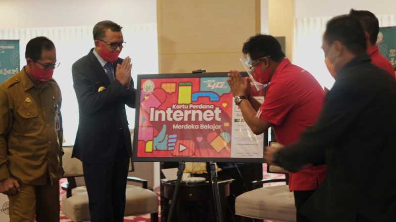 Gubernur-Telkomsel Launching Kartu Merdeka Belajar Jarak Jauh