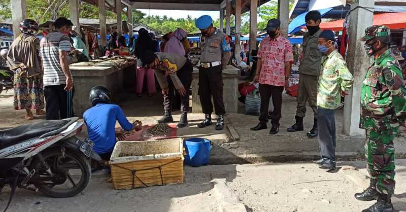 Polsek Bontomatene Ajak Warga di Pasar Batangmata Disiplin Gunakan Masker