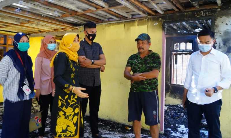 Calon Bupati Majene, Patmawati Fahmi Kunjungi Korban Kebakaran Teppo