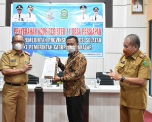13.10 foto taka regis Bupati Takalar Terima Kode Register 11 Desa Persiapan dari Pemprov