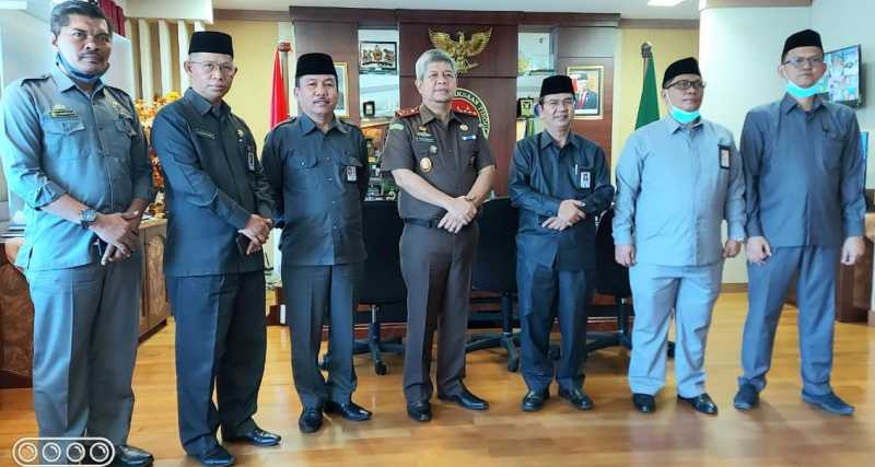 Silaturahim Kajati, Kakanwil Kemenag Sulsel Justru Minta Diawasi