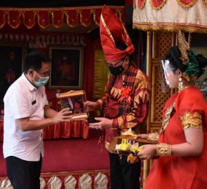 14.10 foto gowa keris MenpanRB Terima Keris Pusaka Dari Raja Gowa