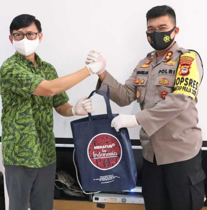 AKBP Kadarislam Terima Penyerahan Sembako Dari PT Meratus Untuk Warga