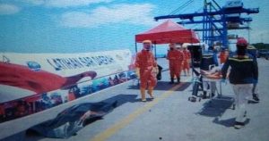 15.10 foto SAR Basarnas Latihan Bersama Evakuasi Kapal Tenggelam di Perairan Samalona