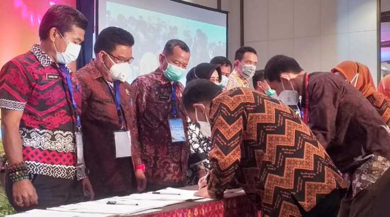 Disaksikan Menpan RB, Jayadi Nas Teken MoU Kemudahan Investasi di Lutim