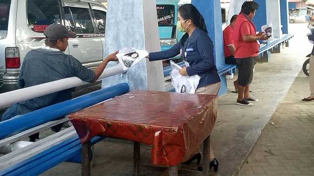 Sambil Bagikan Masker, BPJS Kesehatan Makale Ingatkan Peserta Bayar Iuran