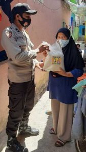 Bhabinkamtibmas Cambaya Salurkan Bantuan Beras