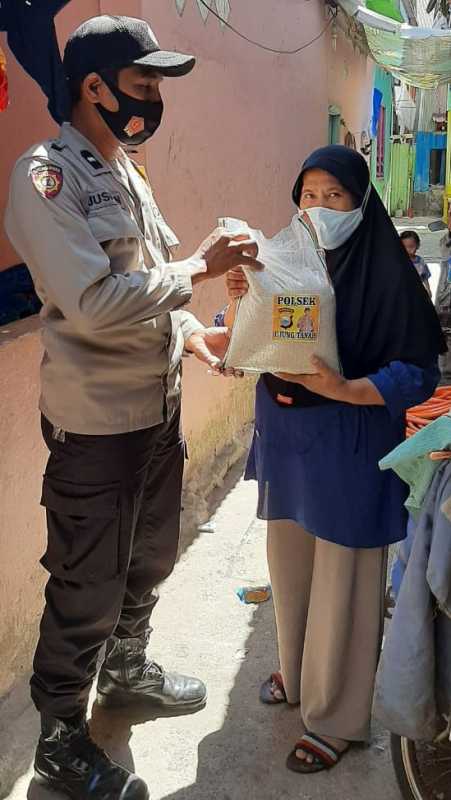 Bhabinkamtibmas Cambaya Salurkan Bantuan Beras